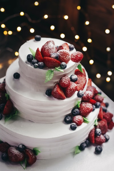 三层香草蛋糕加蓝莓和草莓的特写镜头